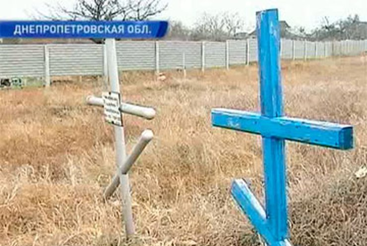 Супружеская пара из Днепродзержинска пытается уберечь историческое кладбище