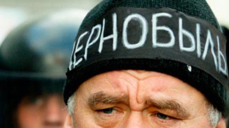 Протестующие под Кабмином чернобыльцы объявили сухую голодовку
