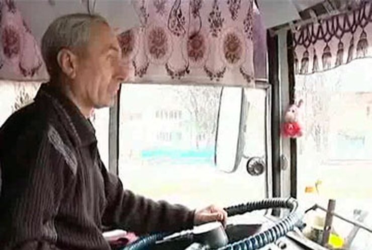 Водитель троллейбуса в Кировограде радует пассажиров интересными историями