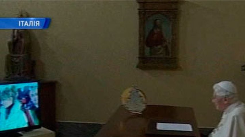 Папа Римский зажег новогоднюю ёлку с помощью компьютера