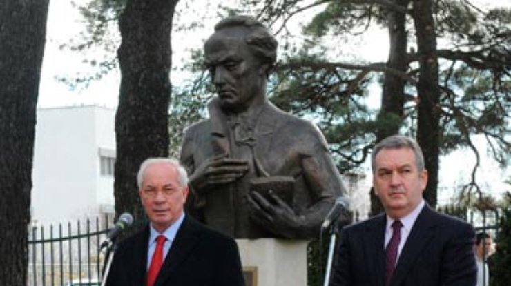 Азаров открыл в Черногории памятник Шевченко