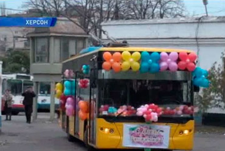 В Херсоне запустили праздничный троллейбус