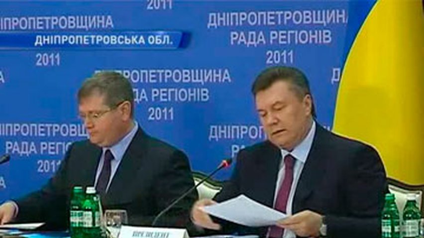 Янукович призвал министров чаще бывать в регионах