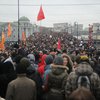 Над центром Москвы летает вертолет