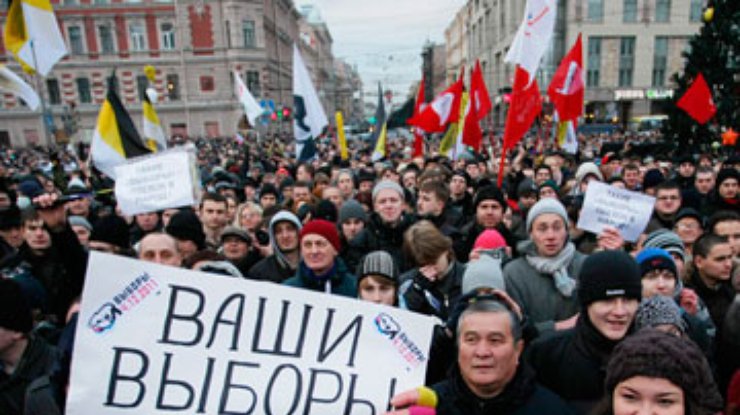 В Петербурге к митингующим стягивают войска
