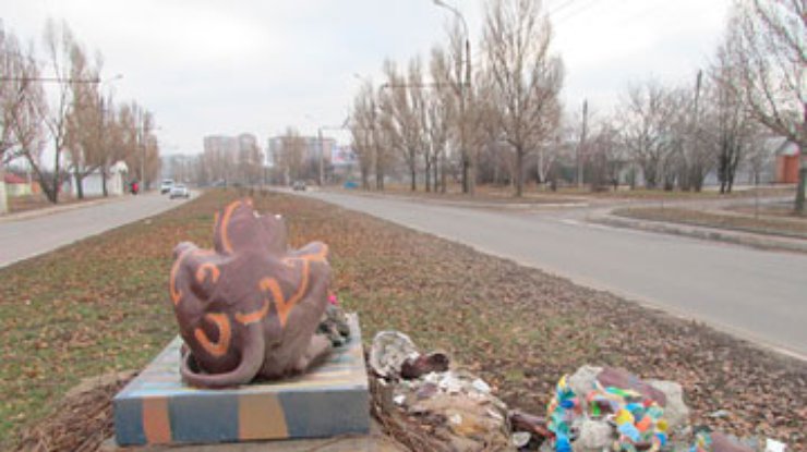 В Луганске вандалы разбили расписного льва из Львова