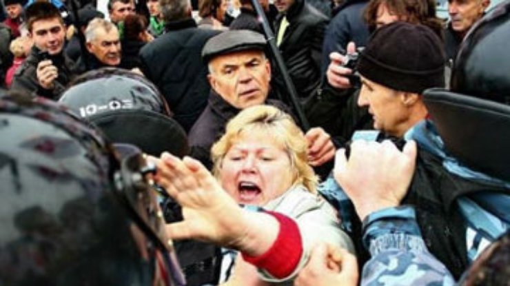 Сторонники Тимошенко сломали забор возле Апелляционного суда