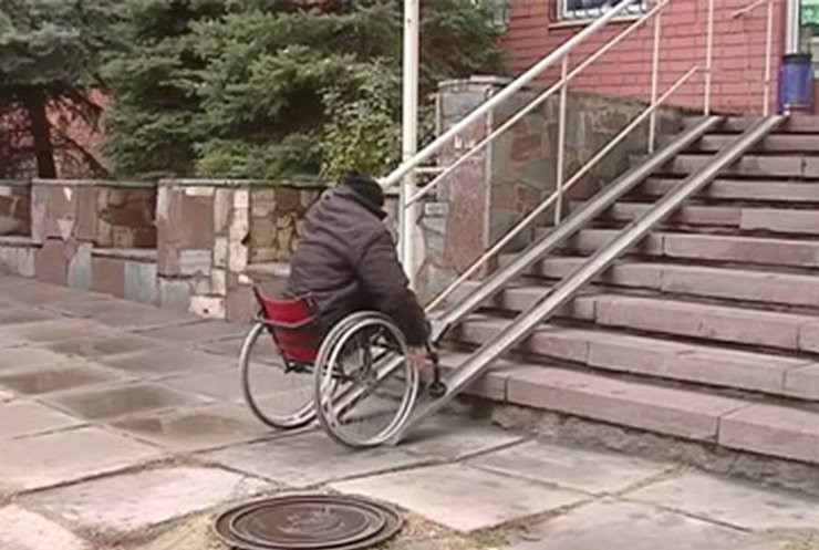 Днепропетровский инвалид-колясочник судится с государством за крутые пандусы