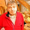 Пенсионер провел 11 часов под завалом из 7 тысяч журналов