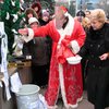 В Запорожье предприниматели получили от Азарова-Деда Мороза игрушечные вертолеты