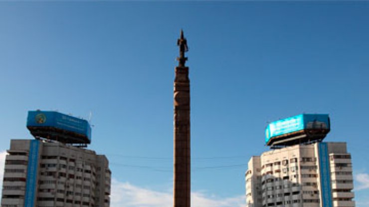 Недовольные люди собрались в центре Алматы