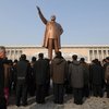 В КНДР толпы людей рыдают у памятников Ким Чен Иру