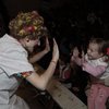 Детям Днепровского района показывают новогодние спектакли
