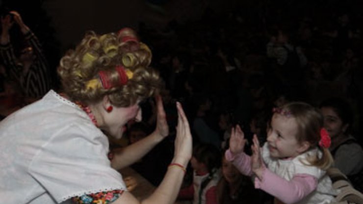 Детям Днепровского района показывают новогодние спектакли