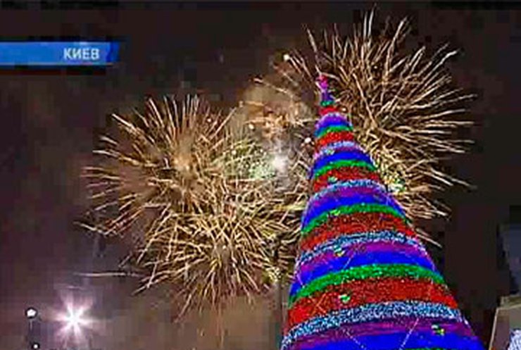 В Киеве загорелись огни на главной ёлке страны