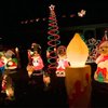К новогодним празднинкам американцы фанатично украшают свои дома