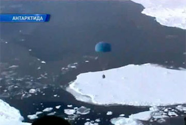 Корабль "Спарта", застрявший в антарктических льдах, получает помощь по воздуху