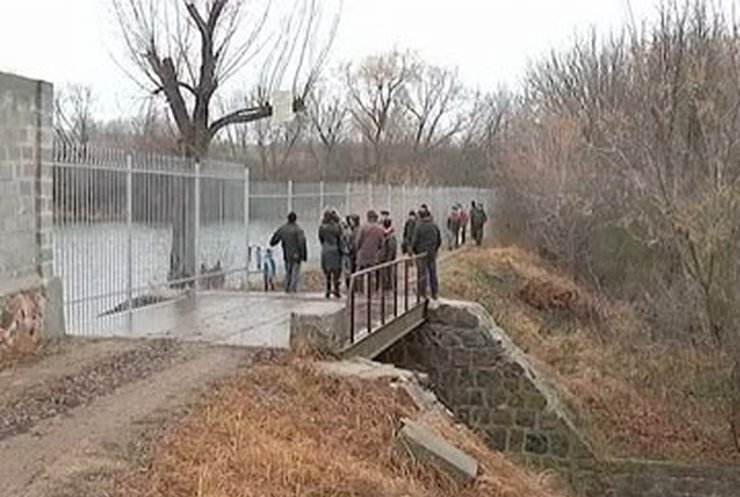 На Кировоградщине арендатор незаконно оградил ставок забором