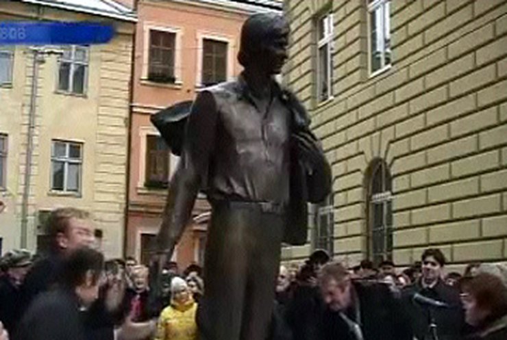 Во Львове открыли памятник Владимиру Ивасюку