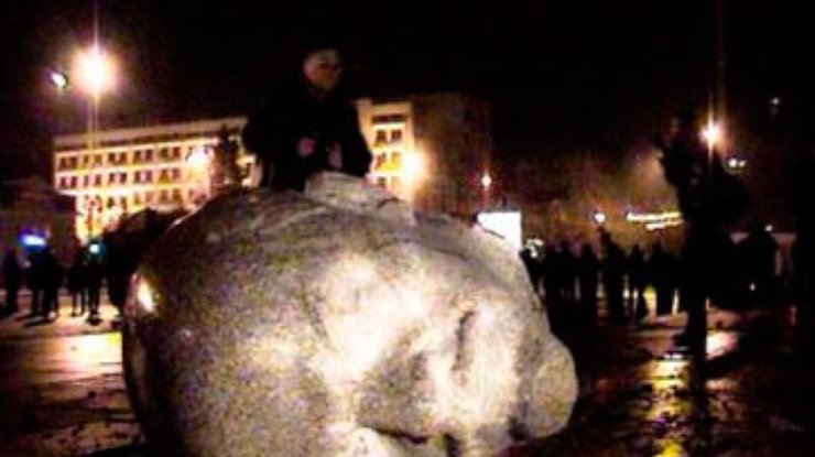 В Черкассах суд постановил вернуть памятник Ленину в центр города