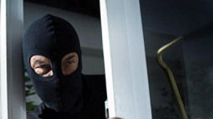 В Луганской области неизвестные избили "регионала" и ограбили его дом