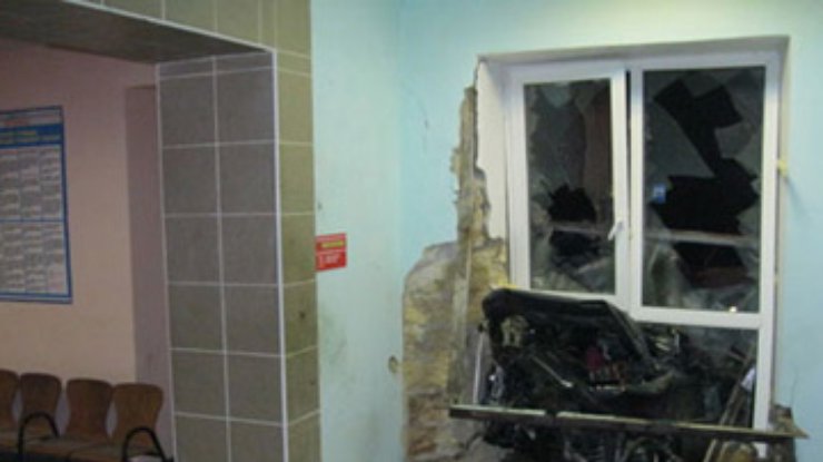 Милиционер на "Мерседесе" протаранил здание вокзала: Трое погибших