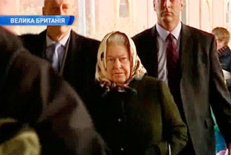 Британская королева поехала в свою резиденцию на поезде и без свиты