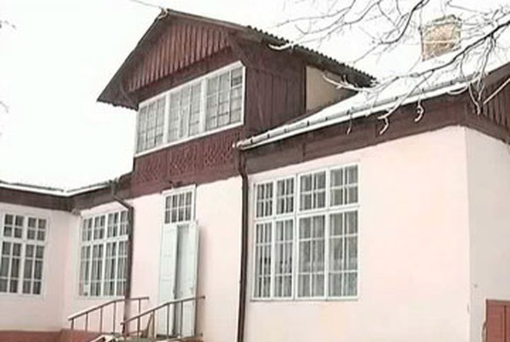 Из-за нехватки денег черновицкие врачи теснятся в 100-летней амбулатории