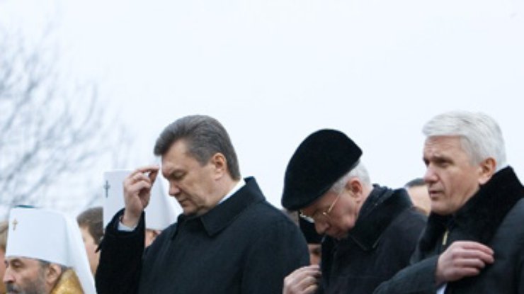 Янукович, Азаров и Литвин помолились за окончание года