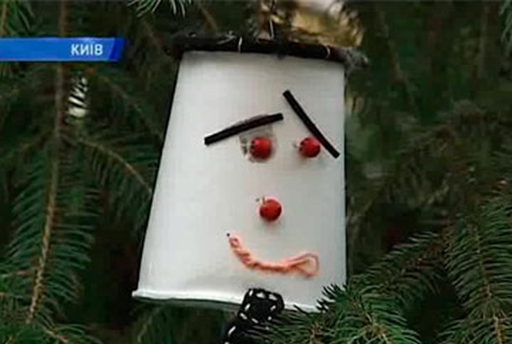 В Киеве елку украсили игрушками секонд-хенд
