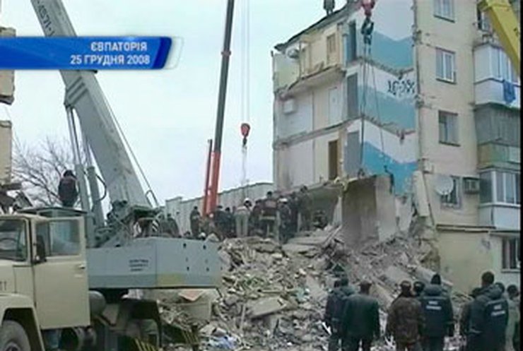 В Евпатории почтили память погибших от взрыва в 5-этажном доме