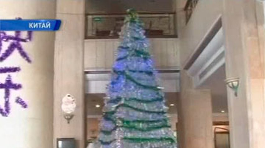 В Китае установили рождественскую елку из пластиковых бутылок