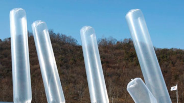 Южнокорейцы на воздушных шарах отправили в КНДР теплые носки