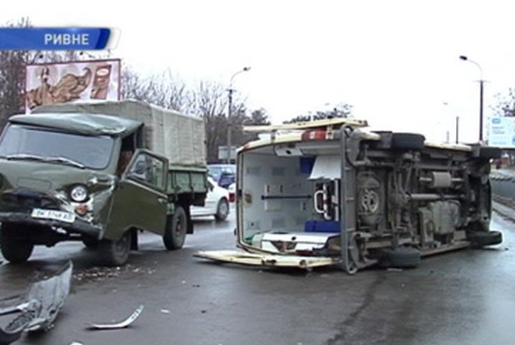 В Ровно от удара такси перевернулась машина скорой помощи