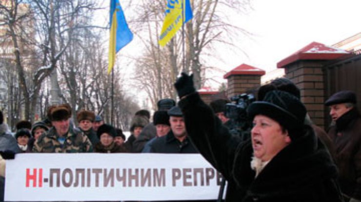 Более половины украинцев считают, что власть занимается политрепрессиями