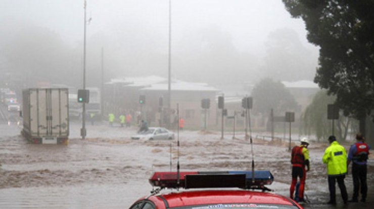В Австралии наводнением смыло товарный поезд