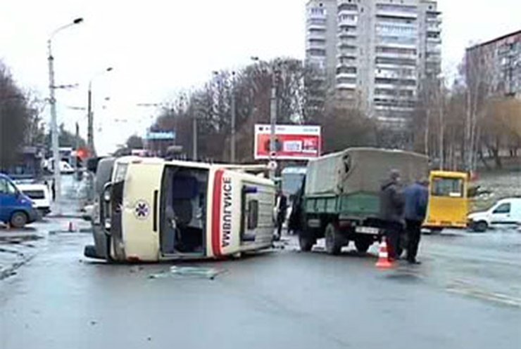 В Ровно машину скорой помощи протаранило такси