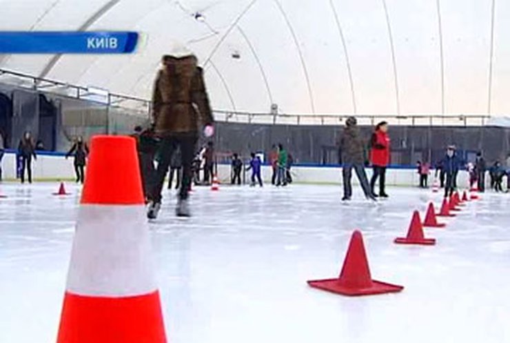 В Киеве открыли праздничный каток