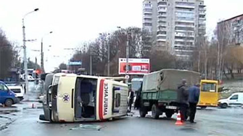 В Ровно машину скорой помощи протаранило такси