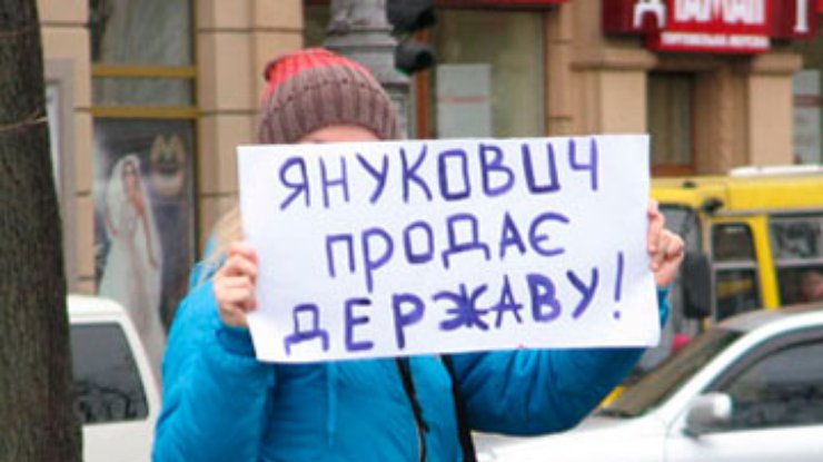 Во Львове судят девушку за плакат о Януковиче