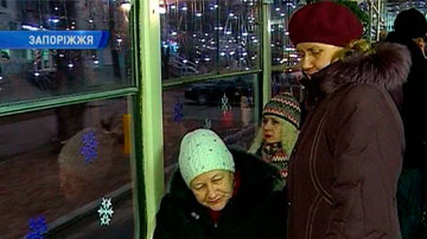 В Запорожье появился новогодний трамвай