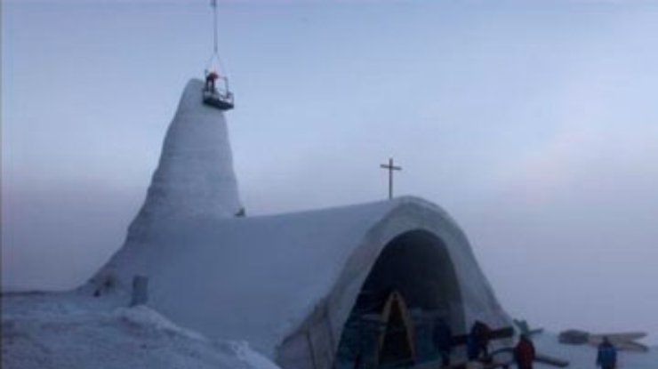 В Германии возвели храм из снега и льда