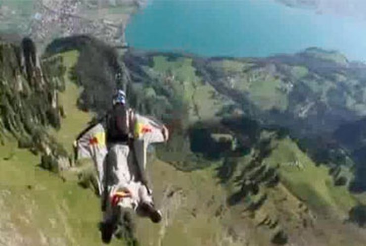 Бельгиец совершает сумасшедшие прыжки с парашютом