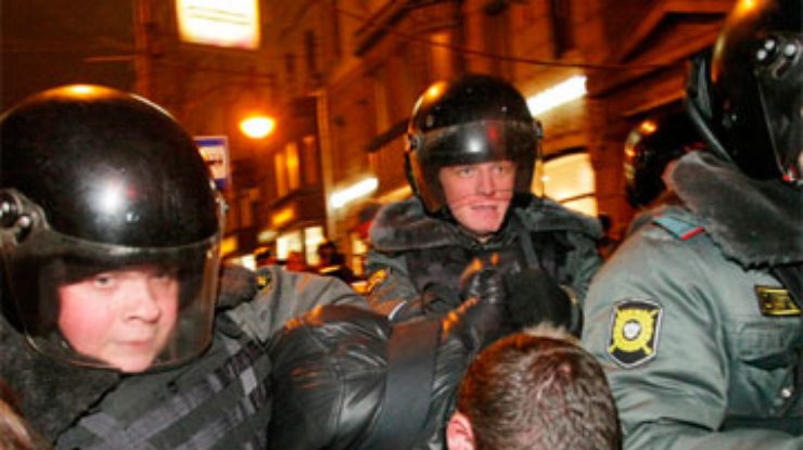 В центре Москвы полиция хватает митингующих оппозиционеров (обновлено)