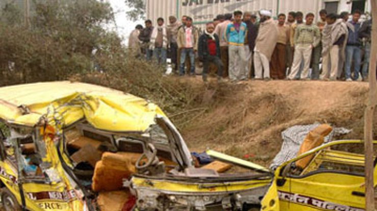 В Индии разбился школьный автобус: 10 детей погибли
