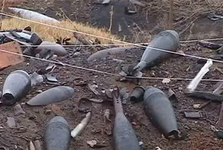 Специалисты МЧС очищают от боеприпасов склад в Харьковской области