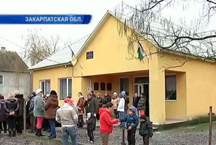 На Закарпатье чиновники закрывают школу, которую построили жители