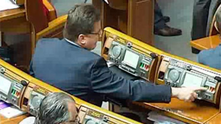 Ефремов не может обеспечить личное голосование нардепов по ГТС и рынку земли