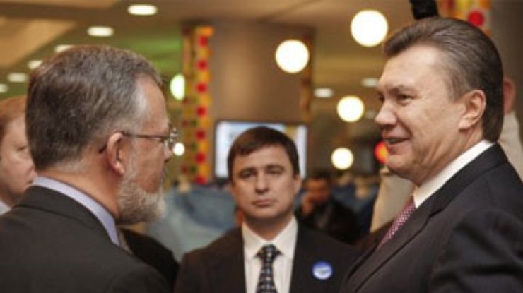 Янукович потребовал объяснять людям, почему закрывают школы и больницы