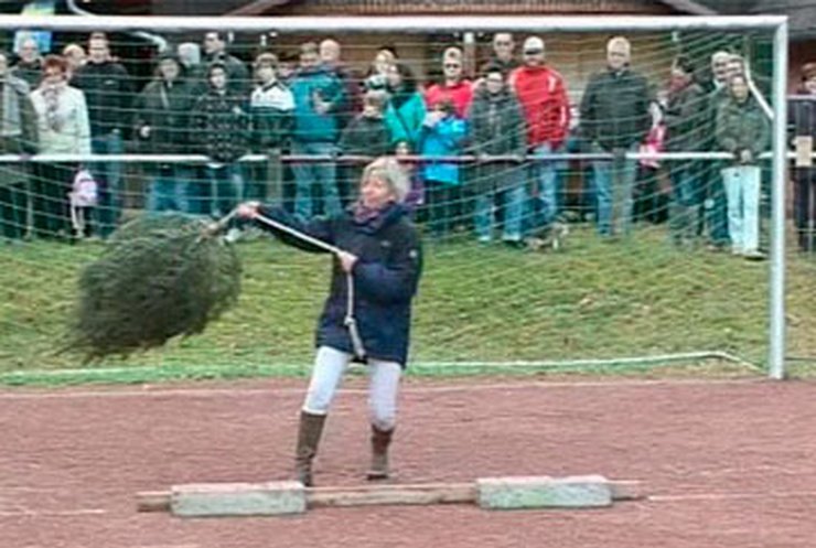 В Германии прошел чемпионат по метанию елок